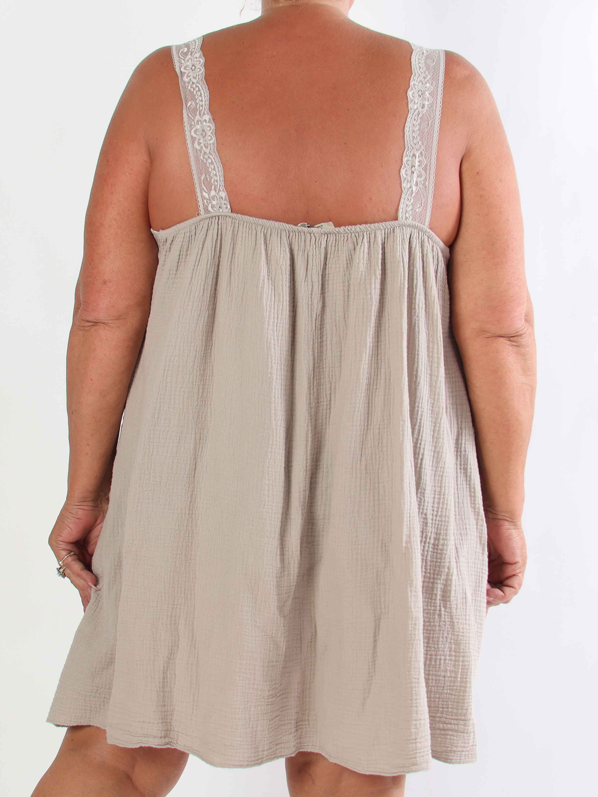 Taimi - Plus size kjole i bomulds-musselin stof med blondestropper